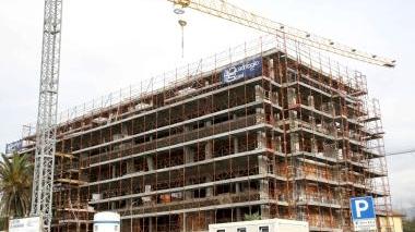 Il cantiere per il nuovo complesso residenziale al posto dell’Hotel Panoramic sul lungomare di Lido