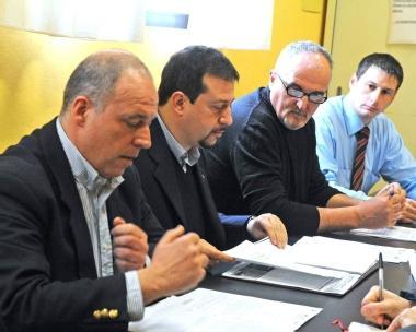 Giancarlo Tirli (Cisl), Riccardo Benincasa (Cgil) Giancarlo Giusti e Walter Gemmi (Uil) sindacalisti Copit. A destra un bus alla fermata della stazione 