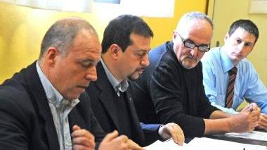 Giancarlo Tirli (Cisl), Riccardo Benincasa (Cgil) Giancarlo Giusti e Walter Gemmi (Uil) sindacalisti Copit. A destra un bus alla fermata della stazione