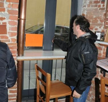 Uno degli ingressi presi di mira dai ladri e a destra il bar Marameo vittima ancora una volta dei ladri (Vip) 