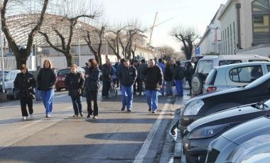 Operai alluscita dallo stabilimento Piaggio 