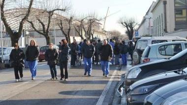 Operai all’uscita dallo stabilimento Piaggio