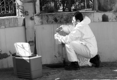 Un carabiniere dei Nas all’epoca dei prelievi di acqua alle Terme