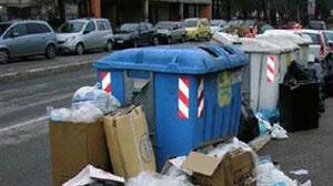 Tia, cittadini in rivolta per la spazzatura