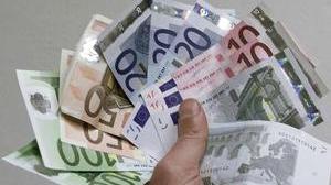Le fa la corte e poi le truffa 700 euro
