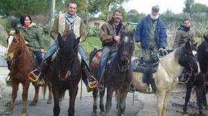 Limoncino, la protesta ora viaggia a cavallo