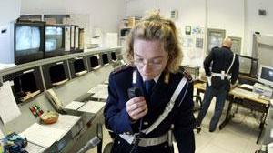 Lui picchia il barista, lei prende a scarpate la poliziotta: denunciati