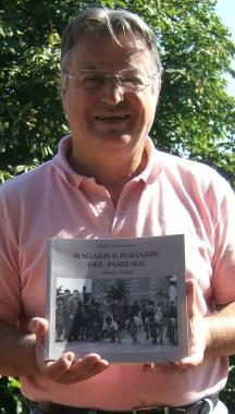 A sinistra lautore Franco Benedetti e a destra insieme ad alcuni attori della compagnia teatrale La combriccola degli artigiani         