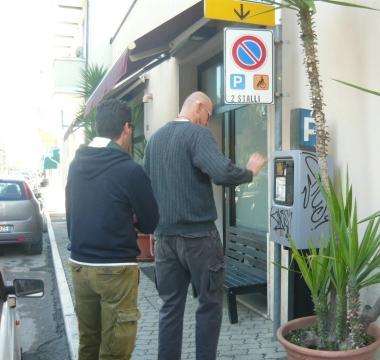 Residenti senza parcheggio «Rimettete la sosta a pagamento»