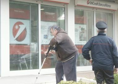 Lizio insieme ai carabinieri alla banca in via dellArdenza 