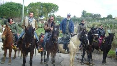 Limoncino, la protesta va a cavallo