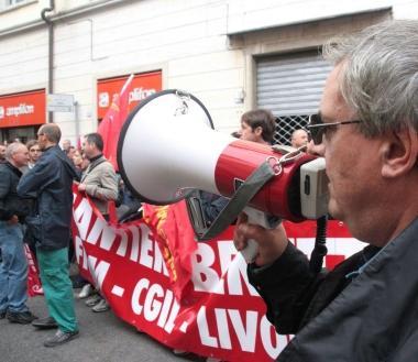A sinistra: manifestazione operaia di protesta          