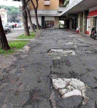 Il marciapiede disastrato 