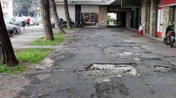 Il marciapiede disastrato