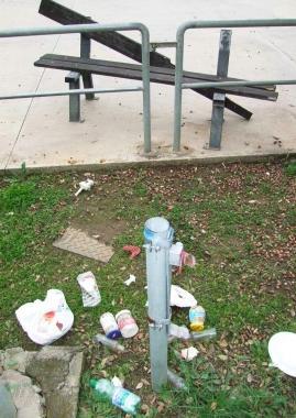 Panchine rotte e tanta spazzatura nellarea adiacente al parco 8 Marzo 