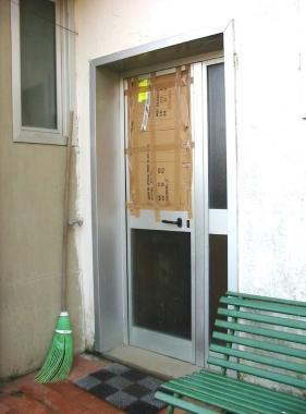 La porta col vetro rotto 