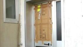La porta col vetro rotto