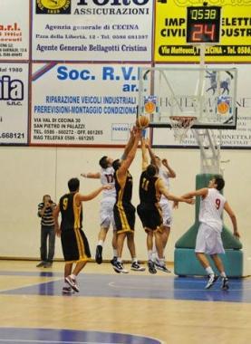 Unazione sotto canestro del Basket Cecina 