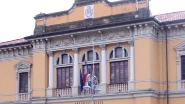 Blocchi di marmo e il municipio di Pietrasanta