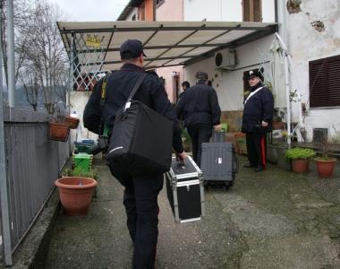 <b>SCENE DA UN DELITTO.</b> A sinistra e sopra, i rilievi dei carabinieri e del medico legale nella casa di via Matteotti a Stiava. A destra, i sub ripescano dal canale Burlamacca la memoria dellimpianto di videosorveglianza della casa  