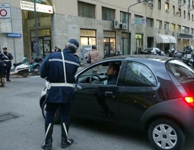Vigili urbani allingresso di uno dei varchi della Ztl. In altro a destra: Cesari 