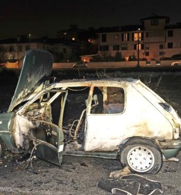 La macchina incendiata 