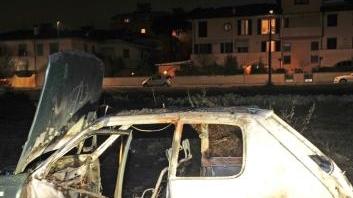 La macchina incendiata