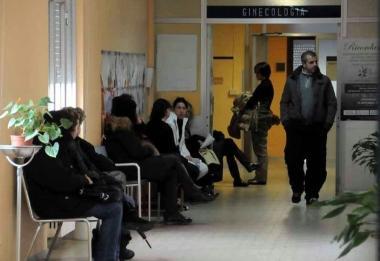 Il ministro Sandro Bondi e due interni del reparto 