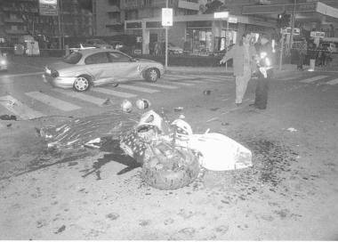 <strong>TRAGEDIA.</strong> La moto dei ragazzi a terra dopo lo scontro Più sotto, il Tribunale