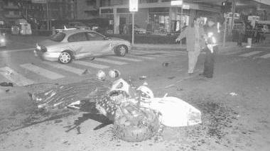 <strong>TRAGEDIA.</strong> La moto dei ragazzi a terra dopo lo scontro Più sotto, il Tribunale