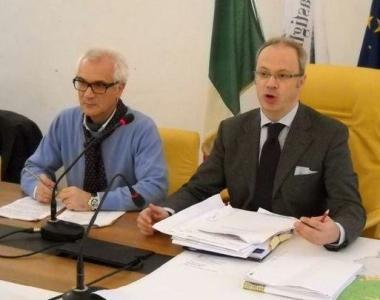 <strong>REGOLAMENTO. </strong>Un momento della presentazione e un cantiere in paese