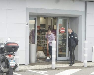 <b>UNA BANDA ORGANIZZATA.</b> I malviventi secondo la polizia hanno studiato a fondo il colpo. Erano almeno tre o quattro persone e hanno portato via circa ottanta articoli Unieuro non ha le telecamere e questo render&agrave; pi&ugrave; difficile il lavoro degli investigatori 