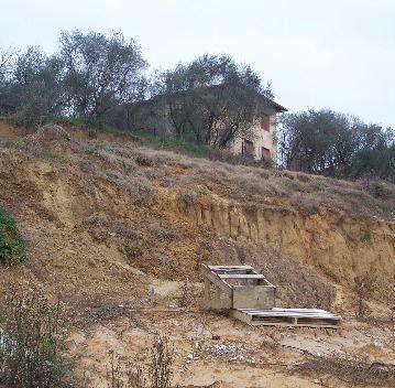 Due immagini della frana che si è verificata in via Fonte, in località Trebbio, a Santa Maria a Monte