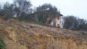 Due immagini della frana che si è verificata in via Fonte, in località Trebbio, a Santa Maria a Monte