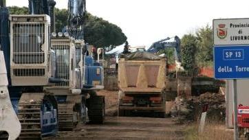 Ruspe al lavoro sul cavalcavia di via della Torre. È qui che sono stati tagliati i cavi della luce