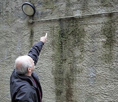 La fuoriuscita di liquami dal muro