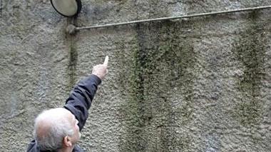 La fuoriuscita di liquami dal muro