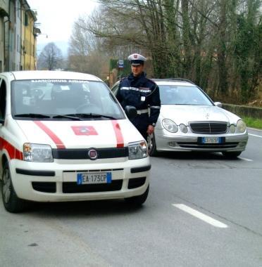 La pattuglia dei vigili ieri sulla via Pisana
