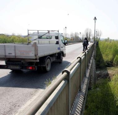In alto il ponte sull’Arno a San Pierino e sopra un’auto in testacoda in via Romana Lucchese