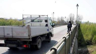 In alto il ponte sull’Arno a San Pierino e sopra un’auto in testacoda in via Romana Lucchese