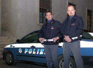 Lui picchia il barista, lei l'agente