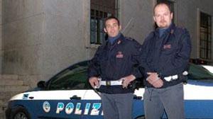 Lui picchia il barista, lei l'agente