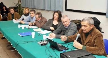 Il tavolo dei relatori e (in alto) il pubblico in sala