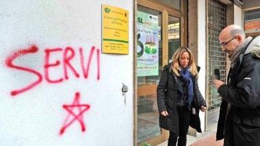 La scritta con la stella a cinque punte sul muro esterno della Cisl