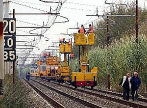Tenta il suicidio gettandosi sotto al treno, soccorso ma è grave