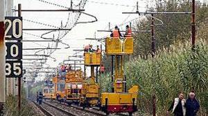 Tenta il suicidio gettandosi sotto al treno, soccorso ma è grave