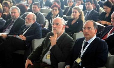 Due immagini del congresso alla Camera di Comemrcio       