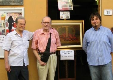 Il pittore al centro nella foto 