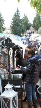 I banchi di un mercatino dellusato   