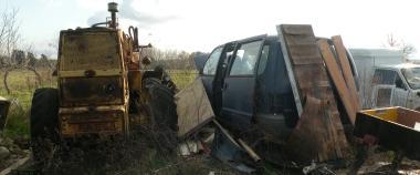 A sinistra Peter DAscenzo indica i rifiuti abbandonati in via Aiaccia. Sopra un trattore e un furgone distrutti. Di lato i mobili gettati sotto al ponte dellautostrada. La galleria fotografica su www.iltirreno.it 